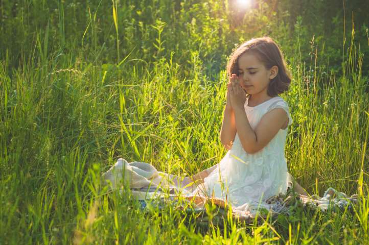 girls praying 2022 06 23 21 39 34 utc Christlicher Traumgarten